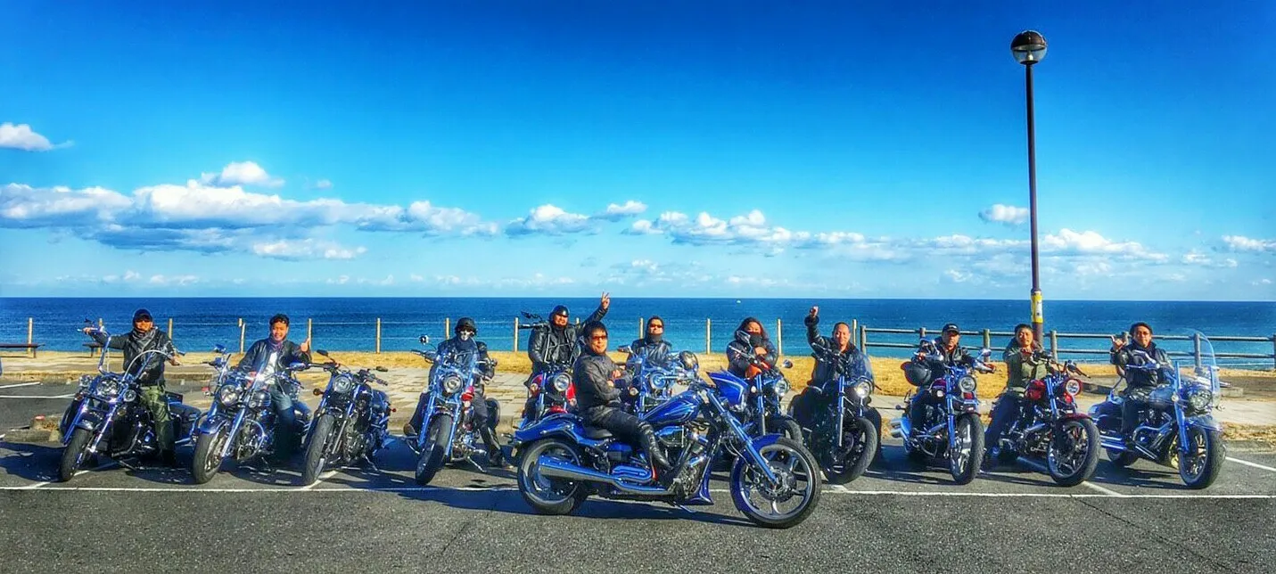 海辺に集まったRAYS OF ARIONのメンバーと愛車